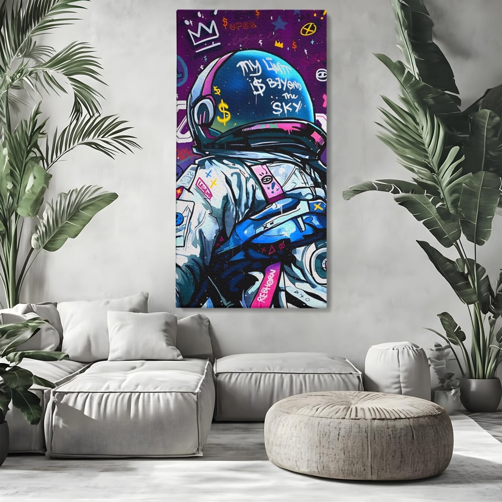 Tablou canvas cu tablou canvas cu astronaut graffiti, fara rama, pe sasiu de lemn, pe perete intr-un living